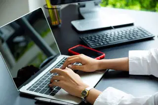 female-hand-typing-keyboard-lapt-1-320 female-hand-typing-keyboard-laptop_1150-15742